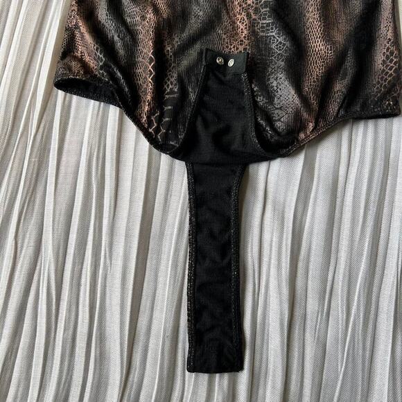 Snake print bodysuit in black - Picture 6 of 8